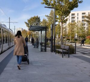découvrez comment les transports en commun complètent la marche et le vélo pour faciliter les déplacements quotidiens et encourager une mobilité durable.