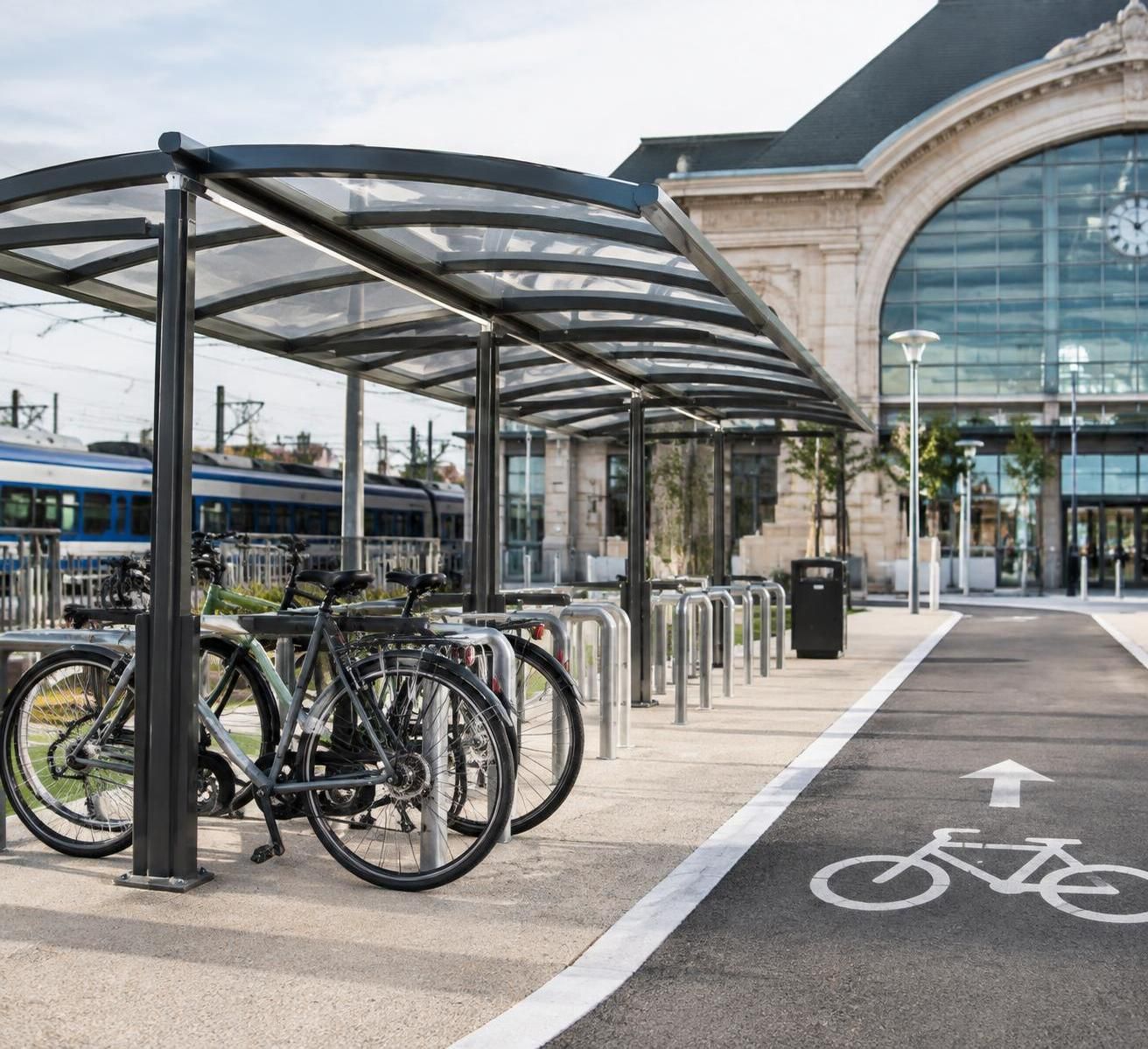 découvrez comment les transports en commun complètent la marche et le vélo pour faciliter les déplacements quotidiens et encourager une mobilité durable.
