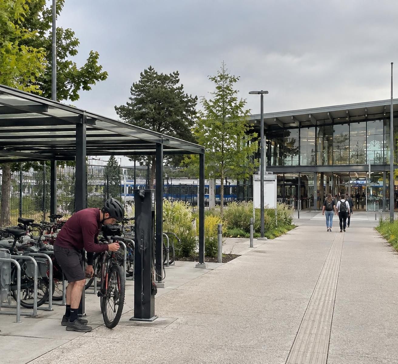découvrez les équipements urbains qui favorisent la marche et le vélo : aménagements, mobilier et solutions pour des déplacements plus sûrs et agréables.